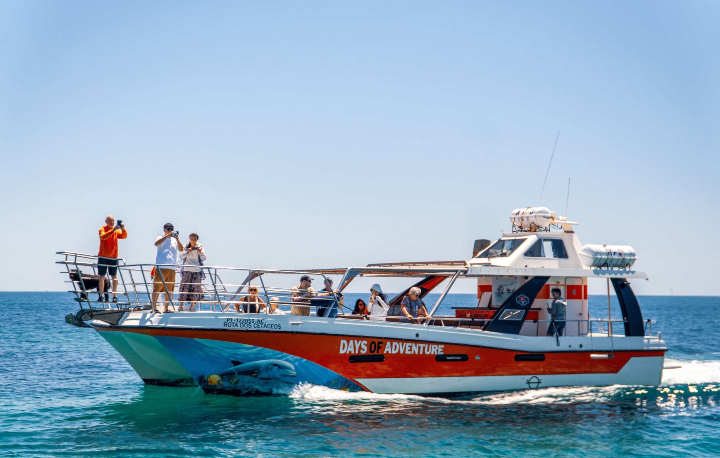 Relaxing boat tour to the Benagil caves from Lagos Marina