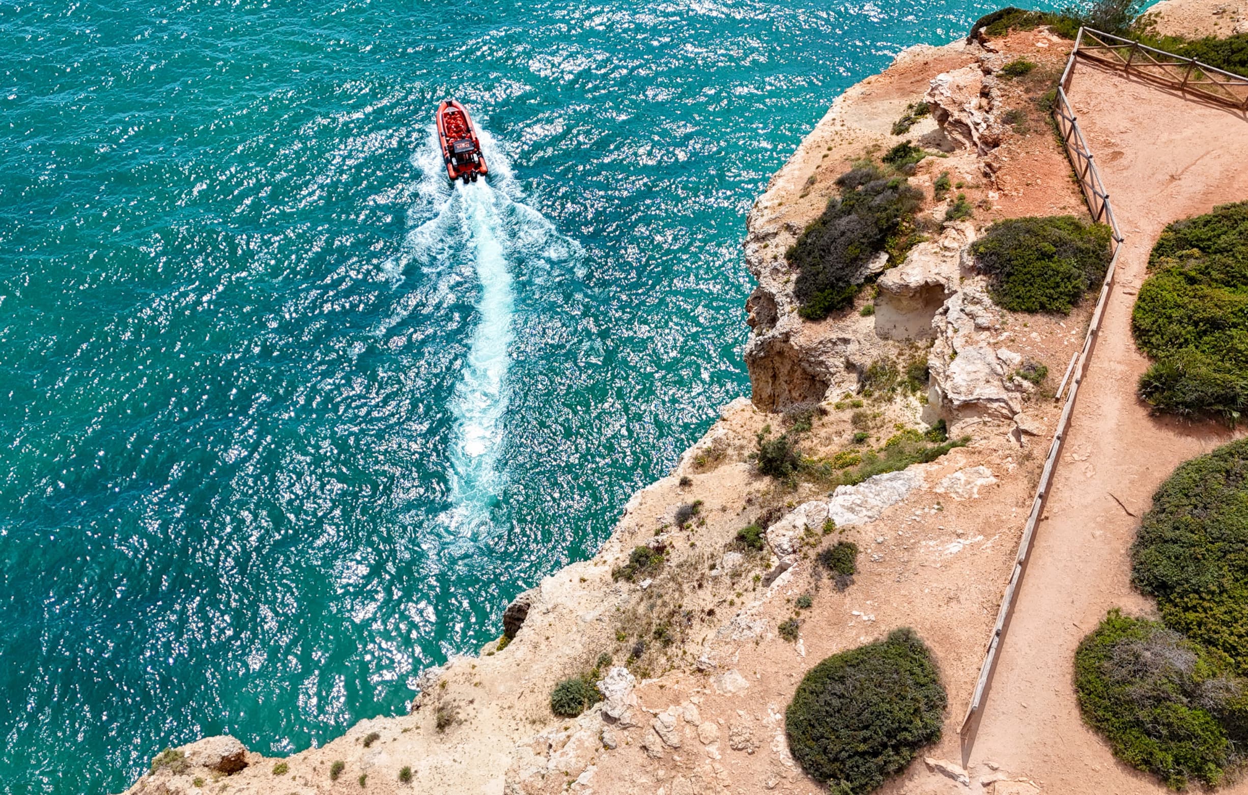 Fast boat adventure exploring the Benagil cave in Algarve