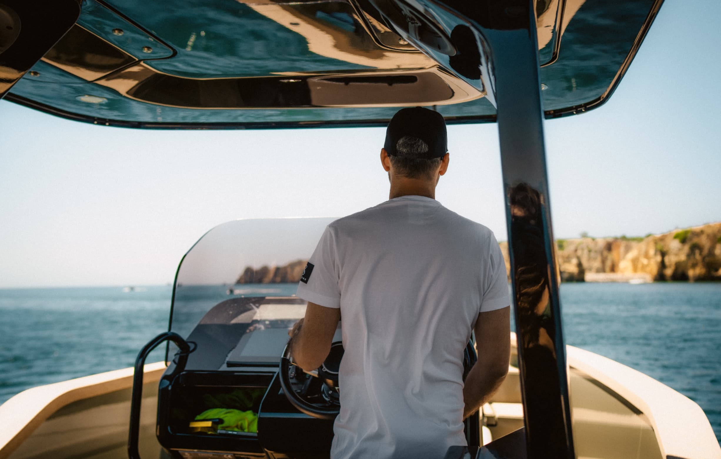 Private electric boat tour along the Ponta da Piedade coastline
